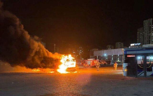 Sebuah-bus-terbakar-setelah-ledakan-di-tempat-parkir-di-Bat-Yam-Tel-Aviv.jpg