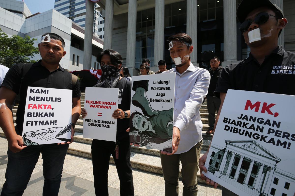 Gelar Aksi Teatrikal di Depan Gedung MK, Iwakum Desak Perjelas Perlindungan Hukum Wartawan