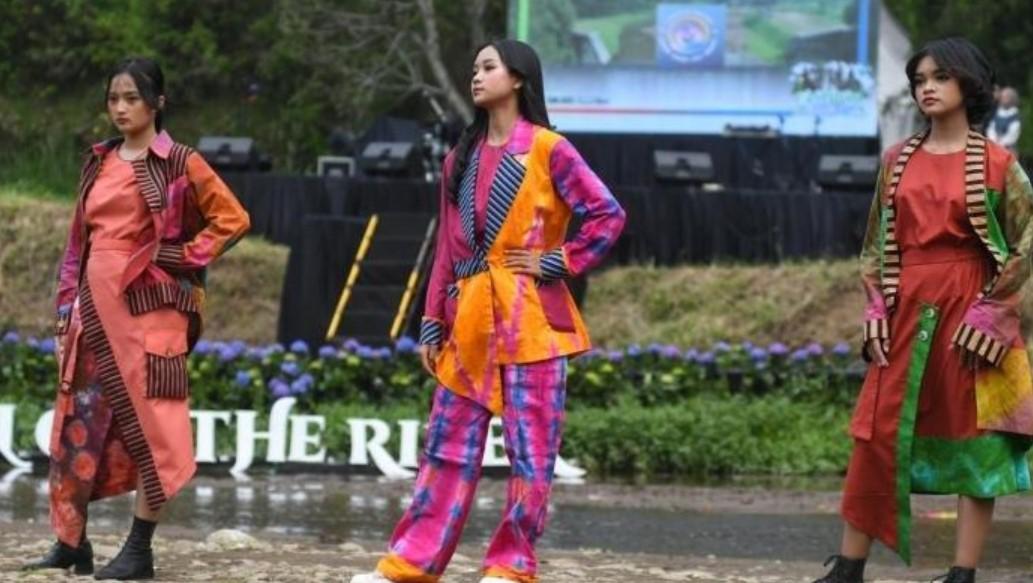 Sejumlah-model-saat-tampil-dalam-gelaran-Fashion-On-The-River.jpg