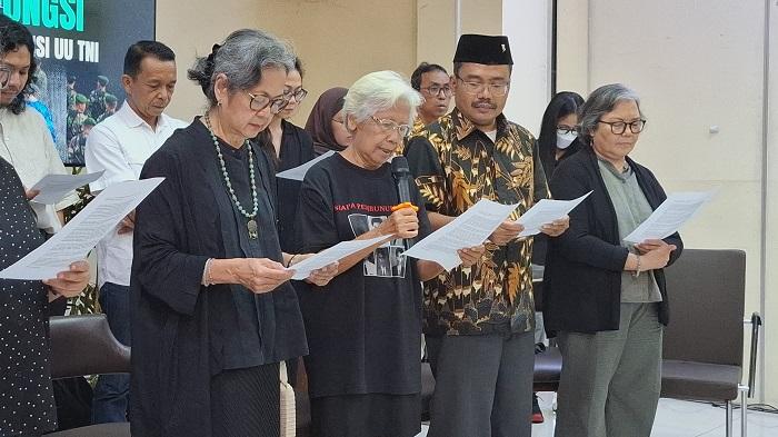 Sejumlah-tokoh-masyarakat-dan-organisasi-masyarakat-sipil-membacakan-petisi-penolakan.jpg