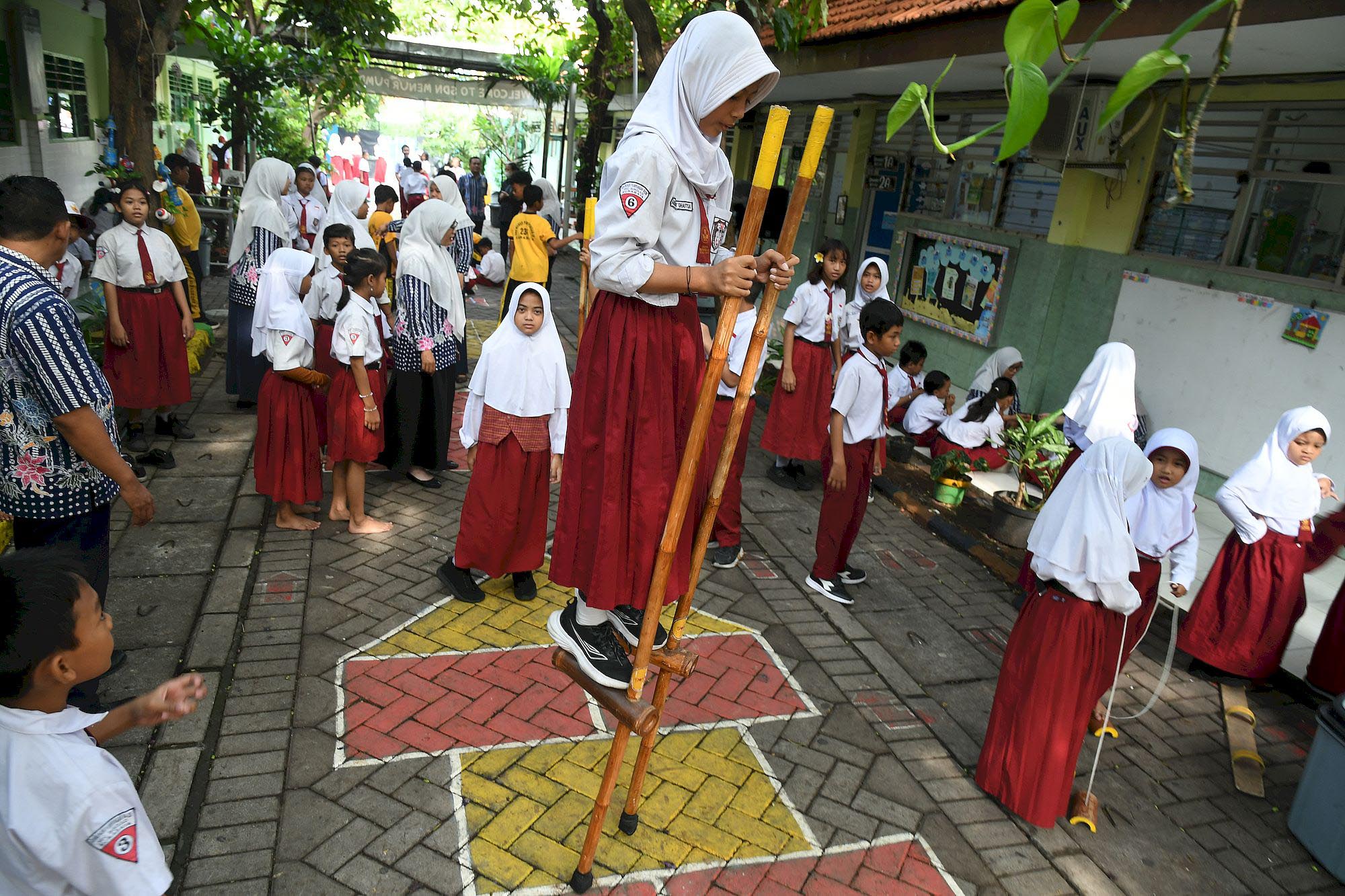 Sekolah-Ajak-Siswa-Bermain-Tradisional-Sebelum-Proses-Pembelajar_20251030_122053.jpg