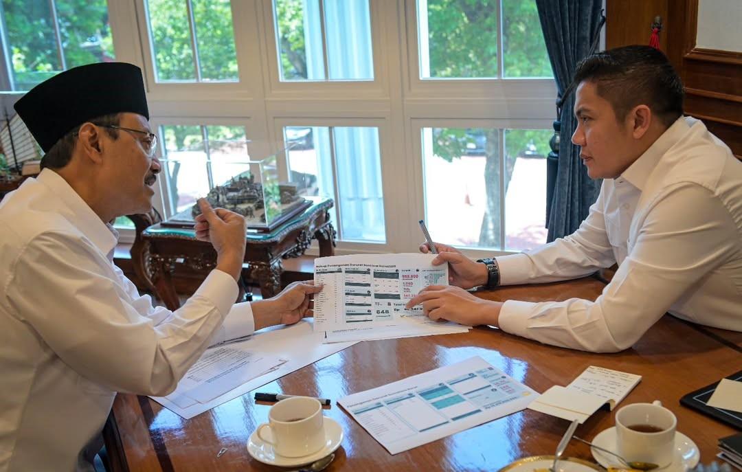 Sekretaris-Kabinet-Teddy-Indra-Wijaya-berdiskusi-dengan-Menteri-Sosial-Saifullah-Yusuf-Gus-Ipul.jpg