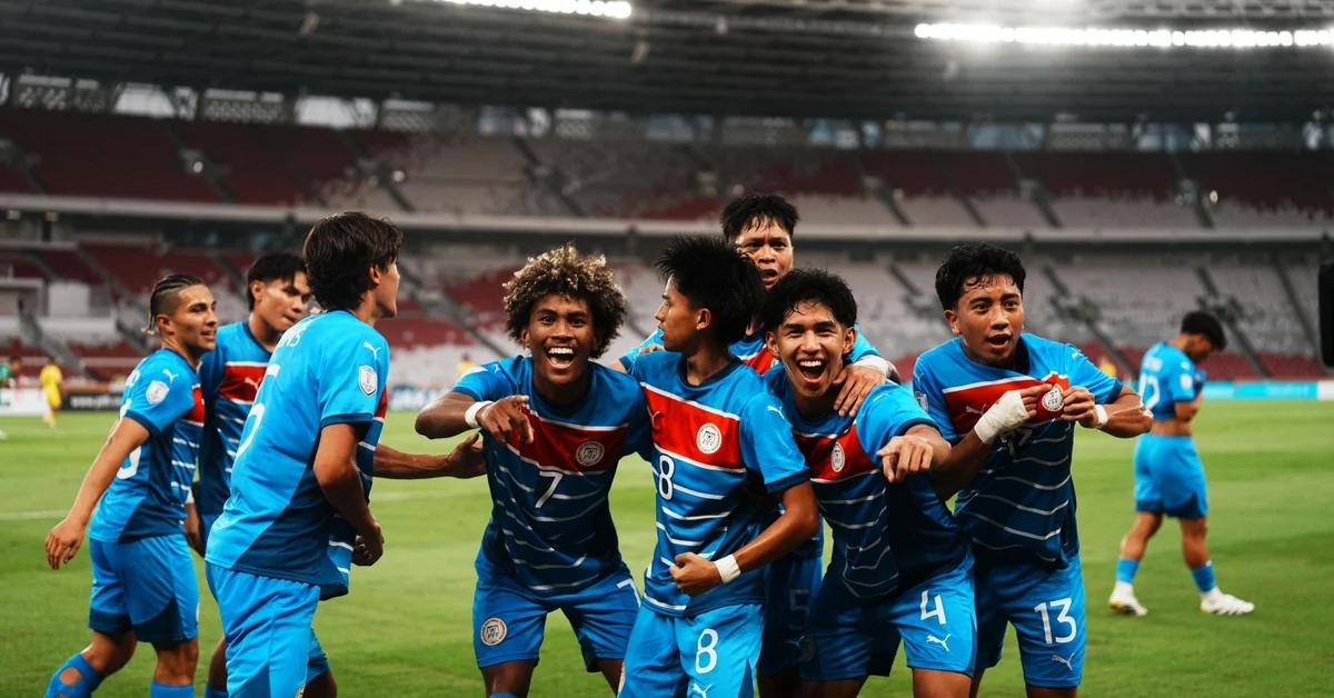 Selebrasi-Otu-Bisong-Banatao-bersama-rekan-setimnya-Filipina-di-Piala-AFF-U23-2025.jpg