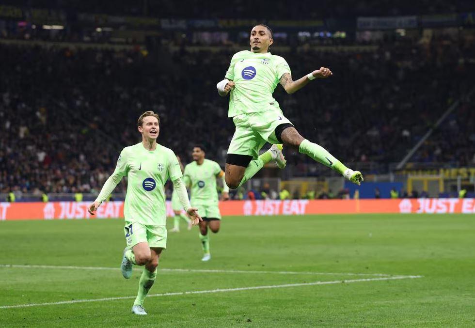 SELEBRASI GOL - Penyerang Barcelona Raphinha merayakan gol yang ia cetak ke gawang Inter Milan di leg kedua semifinal Liga Champions, Rabu (7/5/2025).