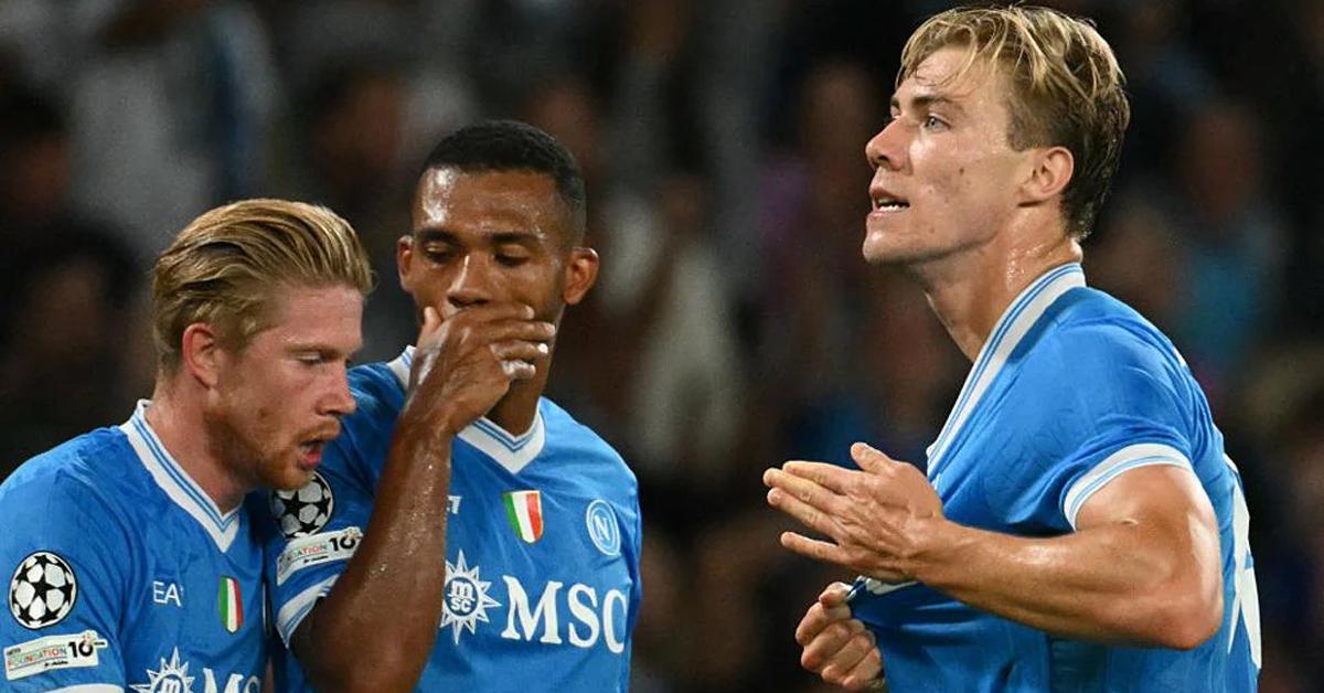 Selebrasi Rasmus Hojlund setelah mencetak gol kemenangan Napoli atas Sporting CP dalam ajang Liga Champions di Stadion Armando Maradona, Kamis (2/10).