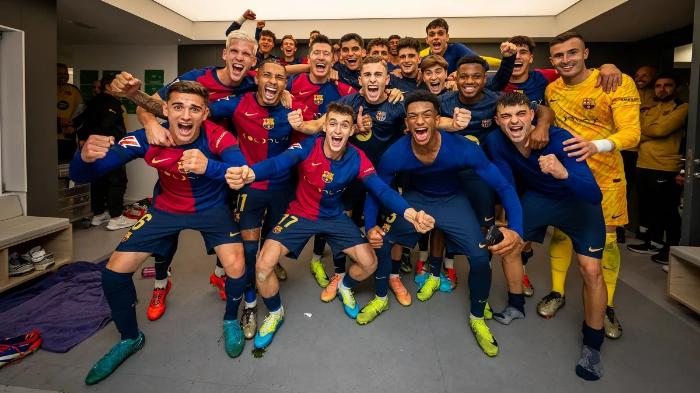 Selebrasi-para-pemain-Barcelona-setelah-memastikan-gelar.jpg