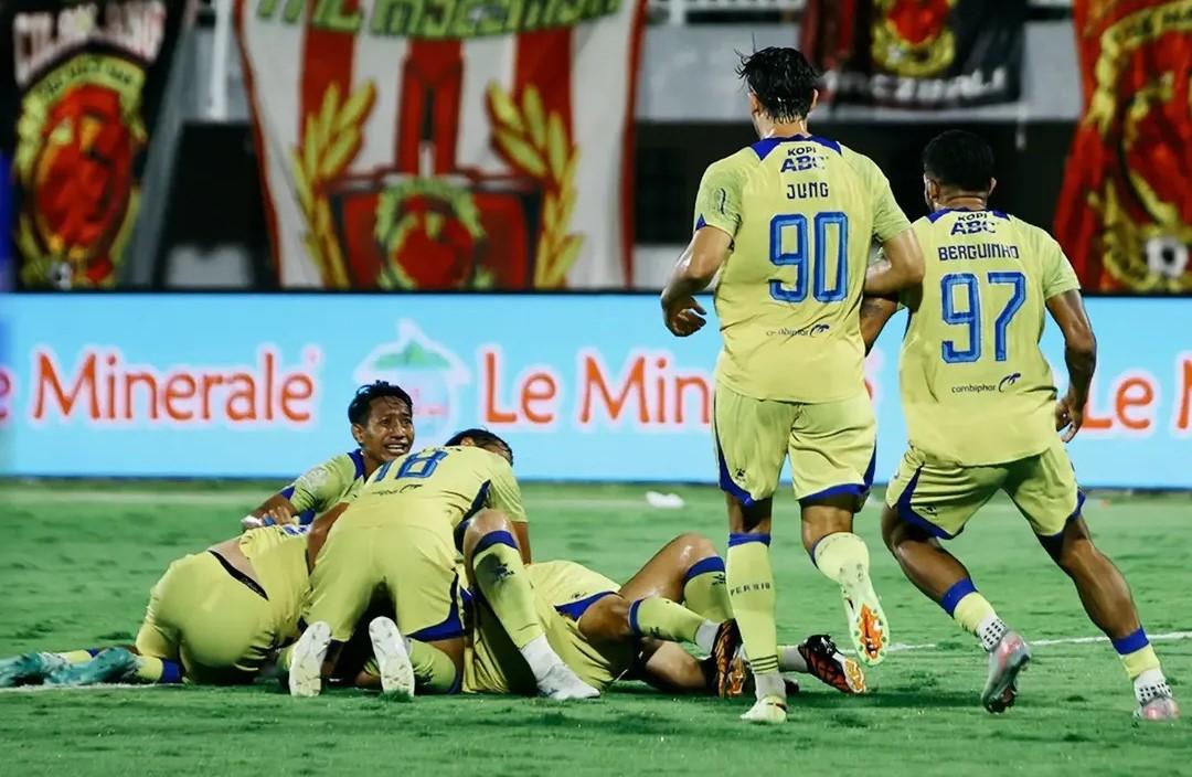 Selebrasi-pemain-Persib-Bandung-Julio-Cesar-mencetak-gol-kemenangan-PSM-Makassar.jpg