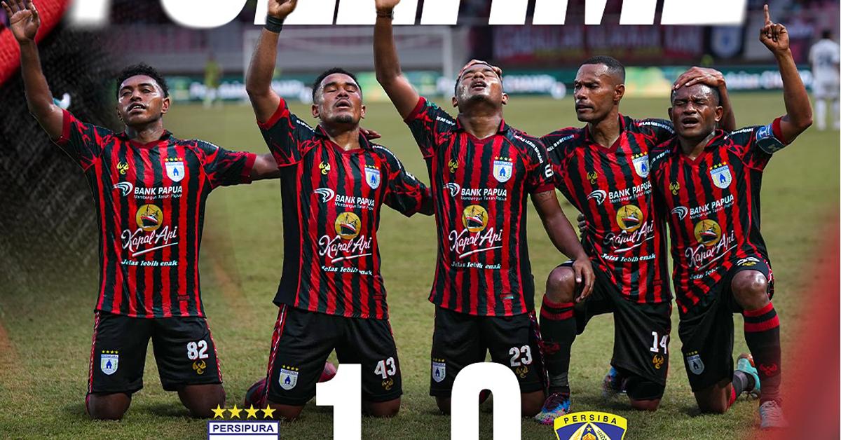Selebrasi pemain Persipura setelah Ramai Rumakiek mencetak gol ke gawang Persib Balikpapan pada pekan 6 Liga 2 di Stadion Lukas Enembe, Jayapura, Minggu (19/10/2025). Persipura menang tipis dengan skor 1-0.