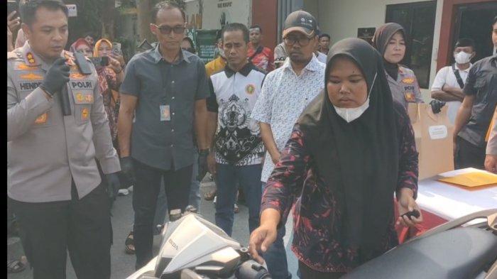 Senangnya-Ibu-Guru-Korban-Begal-Motornya-Ditemukan-Polisi-Terima-Kasih-Bapak-Kapolres.jpg