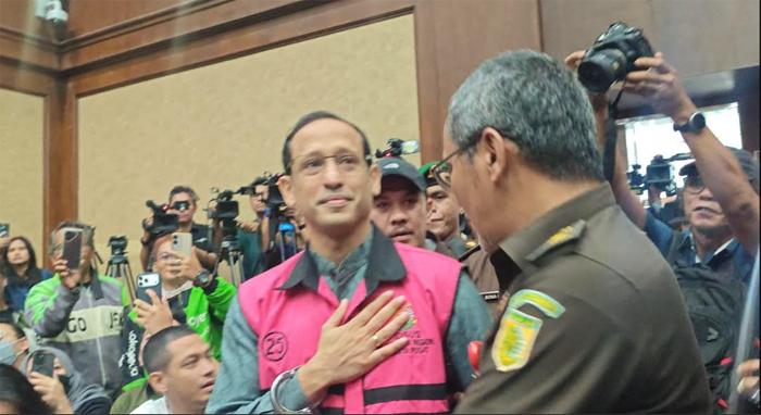 Senyum Tipis Nadiem Makarim Sambil Salam Namaste Sapa Pengunjung di Sidang Tipikor Jakarta