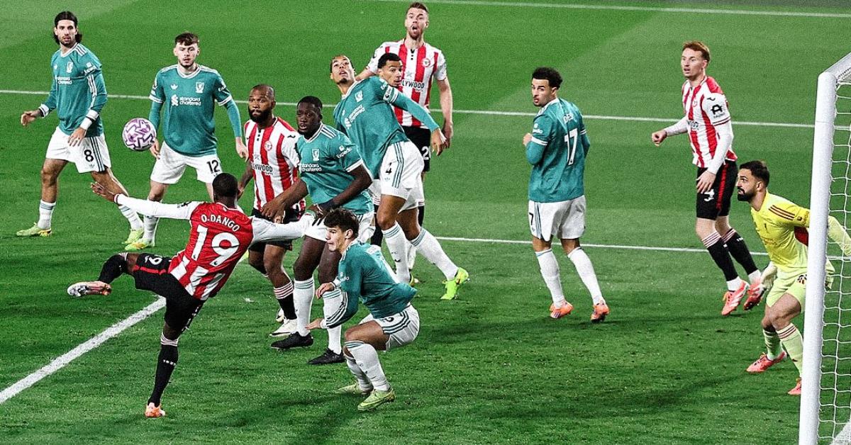 Sepakan-Dango-Ouattara-pada-laga-Brentford-vs-Liverpool-di-Liga-Inggris.jpg