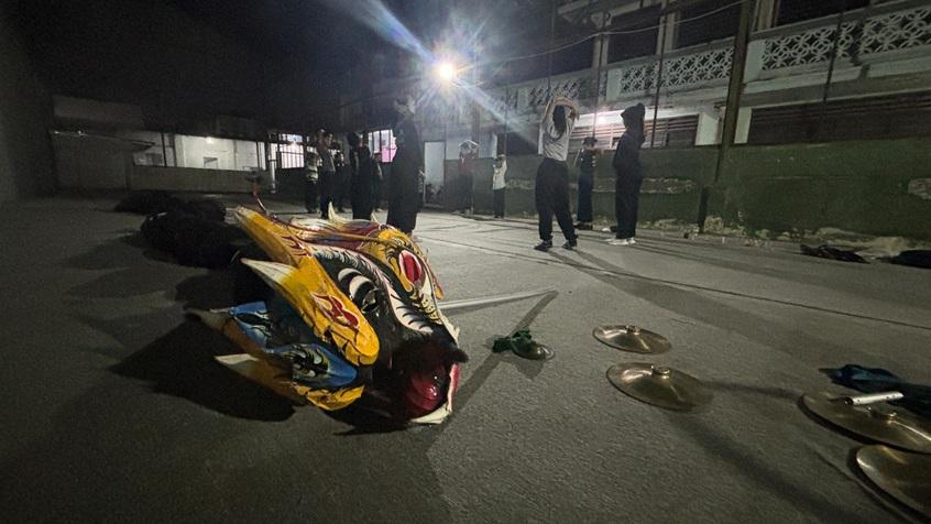 Sesi-latihan-kelompok-Liong-dan-Barongsai-Tripusaka-jelang-Imlek-2026-1a.jpg