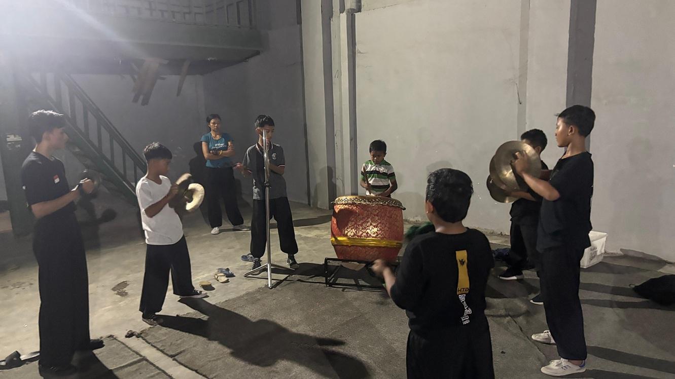 BARONGSAI JELANG IMLEK - Sesi latihan kelompok Liong dan Barongsai Tripusaka pada Rabu malam (21/1/2026) jelang rangkaian perayaan Imlek 2026