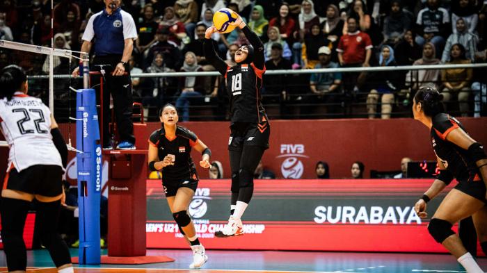 Setter-Timnas-voli-putri-U21-Indonesia-Afra-Hasna-tengah-akan-melakukan-set.jpg