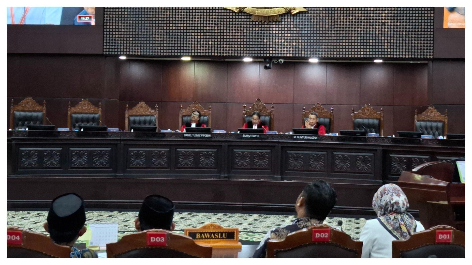 Sidang-sengketa-Pilkada-di-MK-sENIN-131.jpg