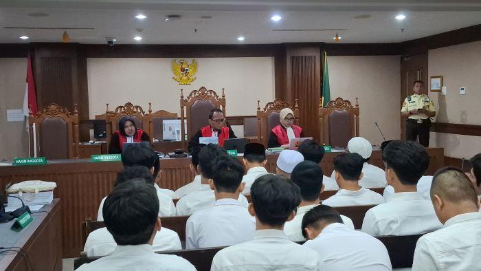 BREAKING NEWS: 21 Terdakwa Kasus Demo Agustus Dituntut 10 Bulan Penjara