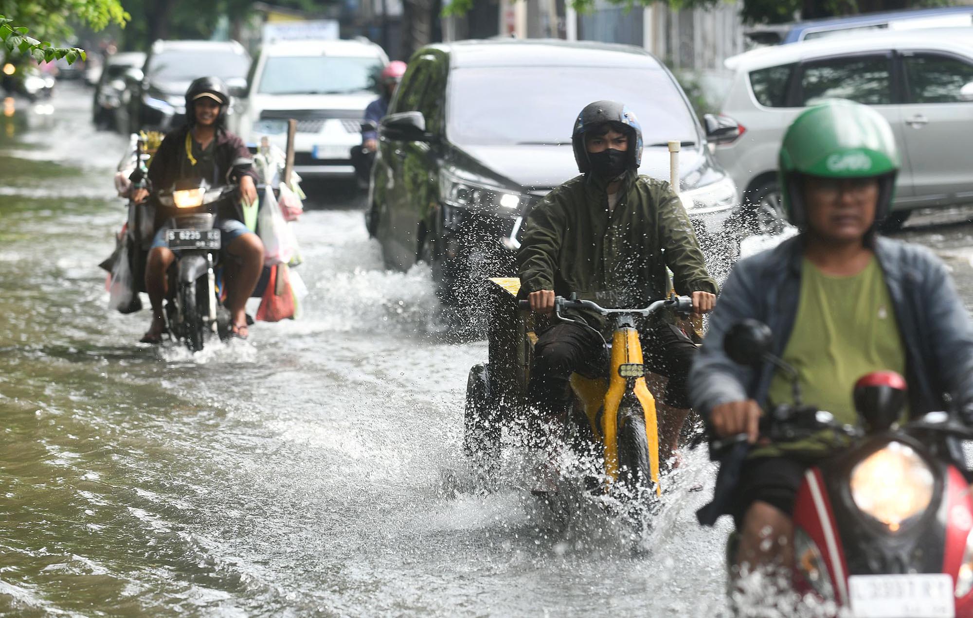 Peringatan Dini Hujan di Indonesia Kamis, 18 Desember 2025: Lampung Waspada, Jawa Barat Siaga