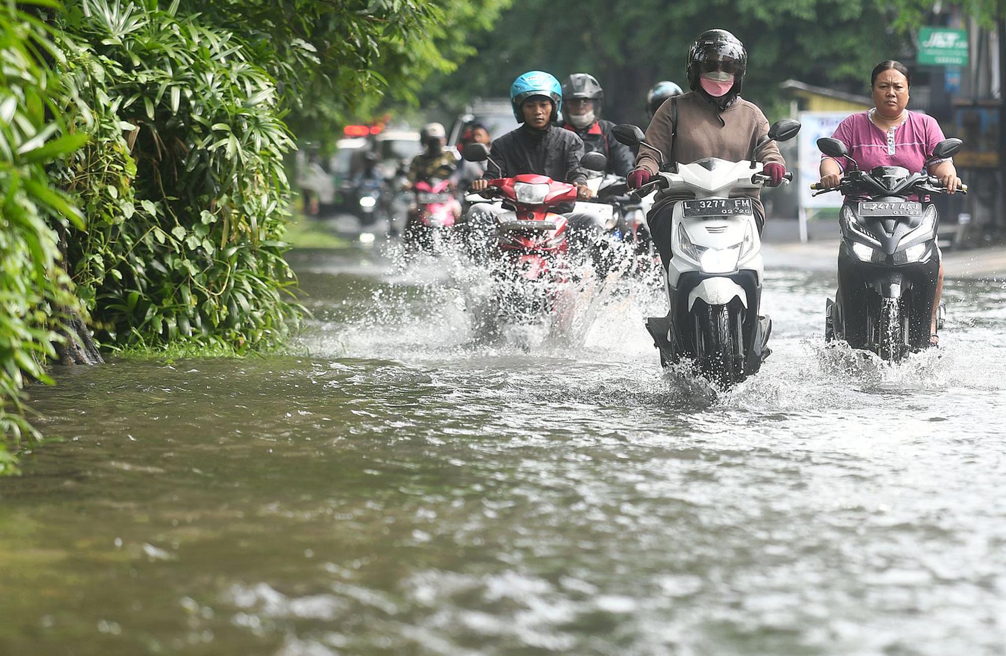 Sisa-Air-Hujan-Malam-Masih-Sisakan-Genangan-Menutupi-Jalanan_20251125_105439.jpg