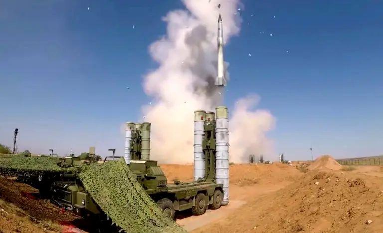 RUDAL JARAK JAUH - Sistem pertahanan udara S-400 Triumf buatan Rusia. Turki dilaporkan akan memboyong sistem pelontar rudal jarak jauh ini ke Suriah guna melindungi pemerintahan baru negara itu dari serangan udara Israel.