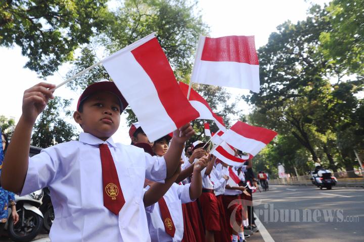 Siswa-SD-kibarkan-bendera.jpg