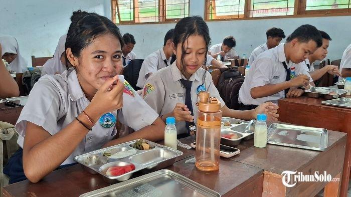 Siswa-SMA-makan-bergizi-gratis-di-Sragen-Jawa-Tengah.jpg