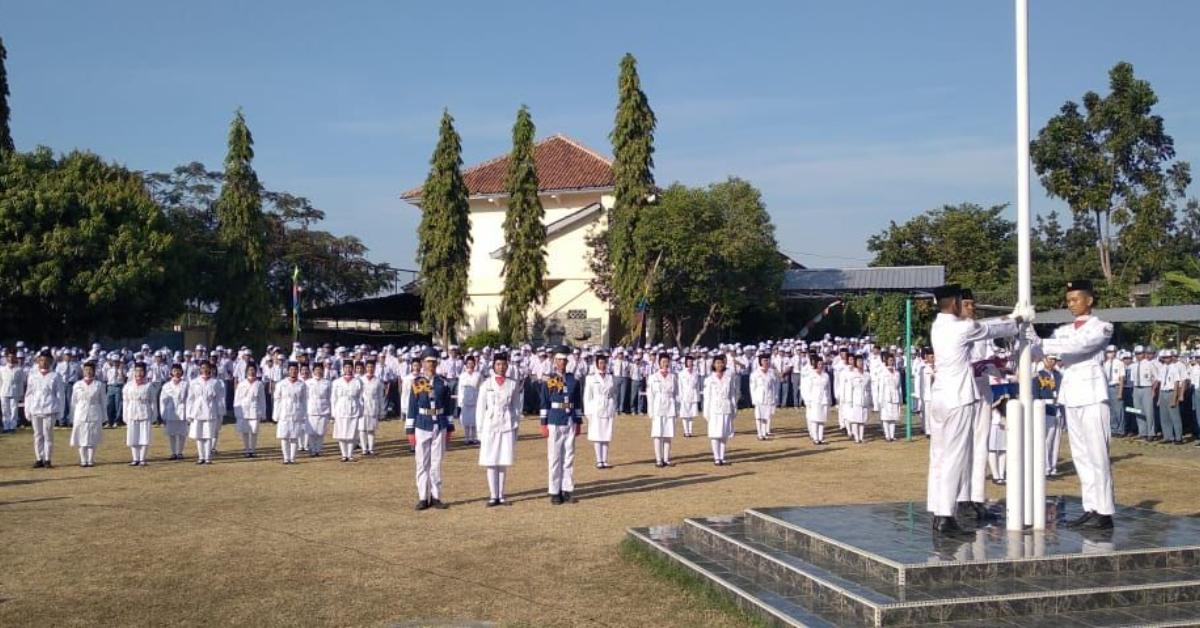 Siswa-SMAN-6-Surakarta-melaksanakan-upacara-untuk.jpg