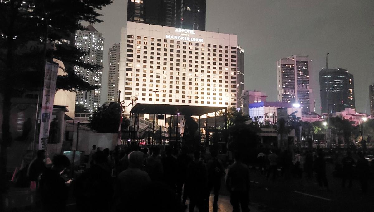 Situasi Terkini di Mapolda Metro Jaya: Diselimuti Gas Air Mata, Gelap Gulita, dan Massa Bertahan