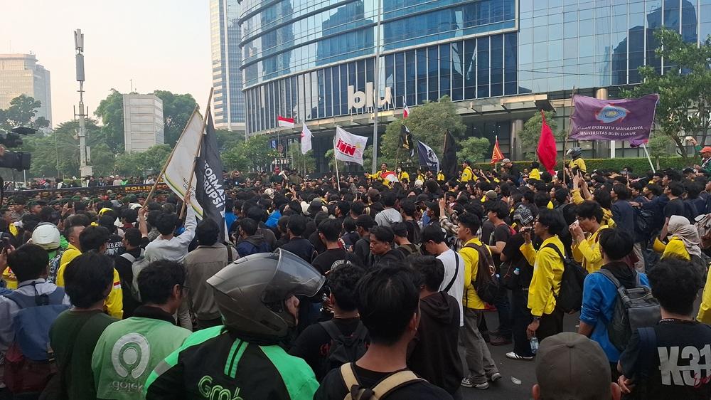 Situasi-aksi-demonstrasi-yang-digelar-mahasiswa-dan-masyarakat-sipil-di-Jalan-MH-Thamrin.jpg