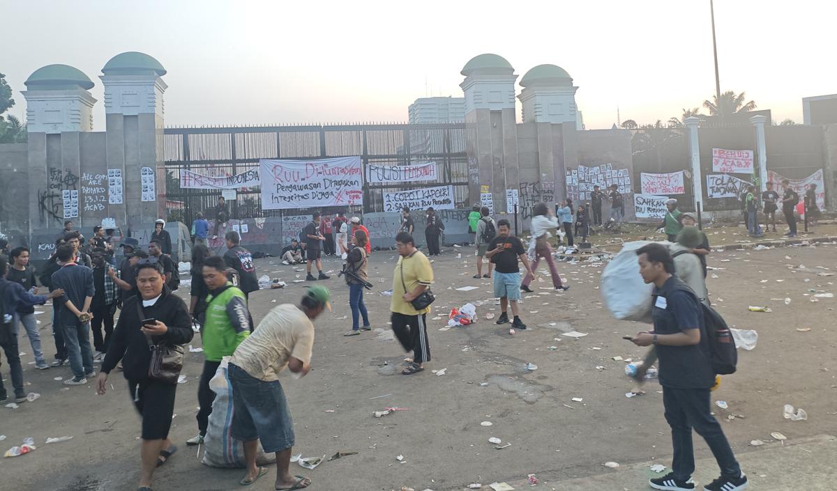 Mahasiswa Bubarkan Diri, Jalan di Depan DPR dan Tol Dalam Kota Kembali Normal