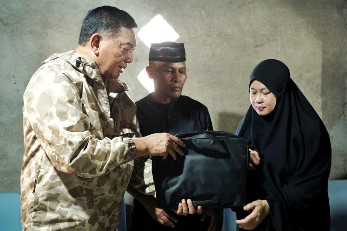Sjafrie-Sjamsoeddin-mengunjungi-kediaman-almarhum-Lettu-Inf-Anumerta-Fauzy-Ahmad.jpg