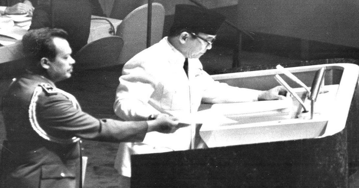 Soekarno-berpidato-pada-sidang-umum-ke-15-PBB-di-New-Yprk-pada-30-September-1960.jpg