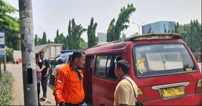 Sopir Angkot Sok Jago di Ciracas Diamankan Usai Pecahkan Kaca Mobil Penegur Lawan Arah