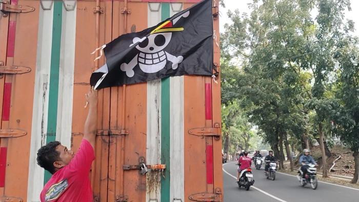 Protes Kebijakan Zero ODOL, Sopir Truk Pasang Bendera One Piece, Merasa Terwakili