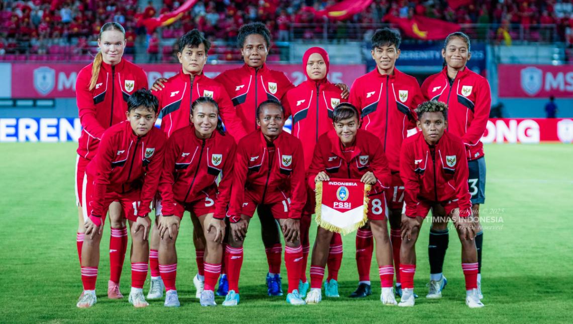 Starting-eleven-Timnas-Putri-Indonesia-melakukan-foto-bersama-di-Piala-AFF-Wanita-2025.jpg