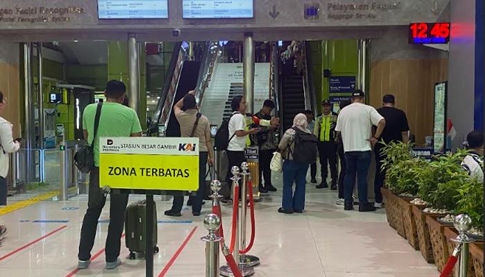 Cerita Penumpang di Stasiun Gambir, Tunggu Kereta Berjam-jam Setelah Insiden di Bekasi Timur