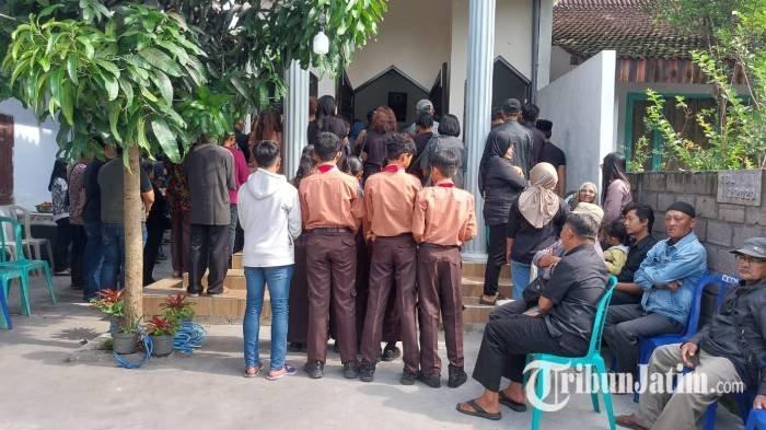 Suasana-Jelang-Pemakaman-Jenazah-Satu-Keluarga-di-Kediri.jpg