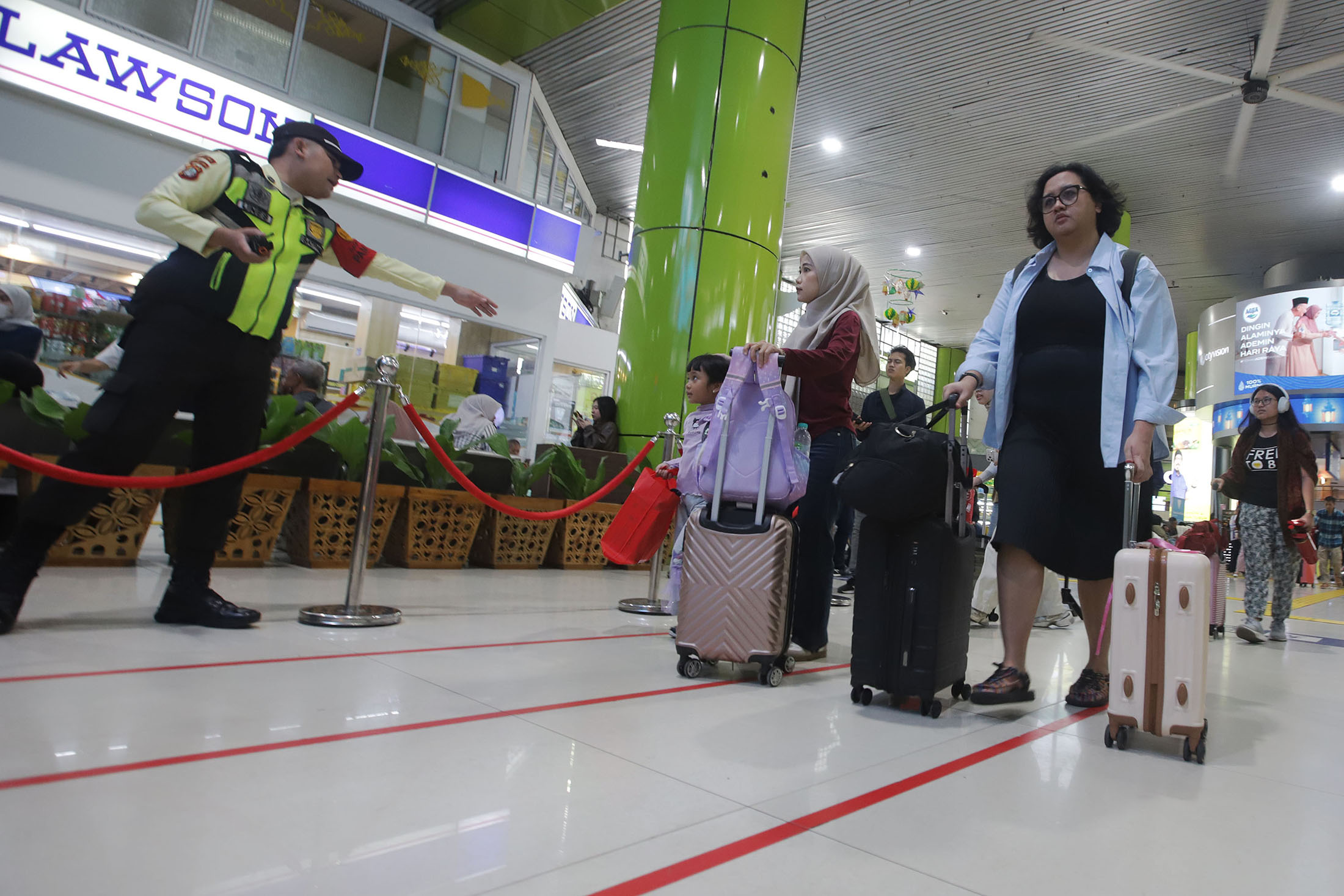 Suasana-Pemudik-di-Stasiun-Gambir_20260316_214724.jpg
