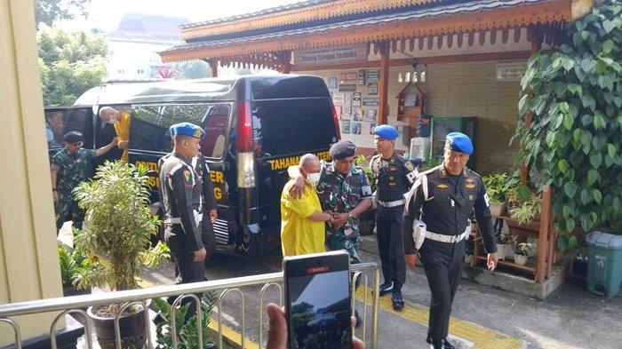 Suasana-Sidang-Perdana-Kasus-3-Polisi-Tewas-Ditembak-di-Way-Kanan-Lampung-Terdakwa-Dijaga-Ketat.jpg
