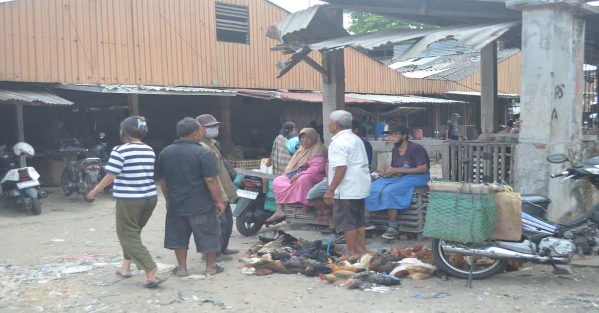 Suasana-jual-beli-yang-terjadi-di-Pasar-Ayam-Semanggi-Solo.jpg