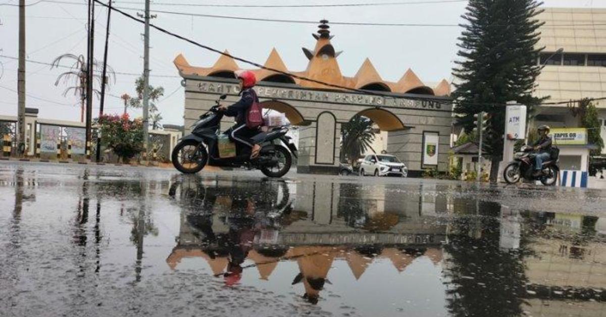 Prakiraan Cuaca Bandar Lampung Selasa 7 Oktober 2025: Hujan Petir pada Subuh hingga Pagi Hari