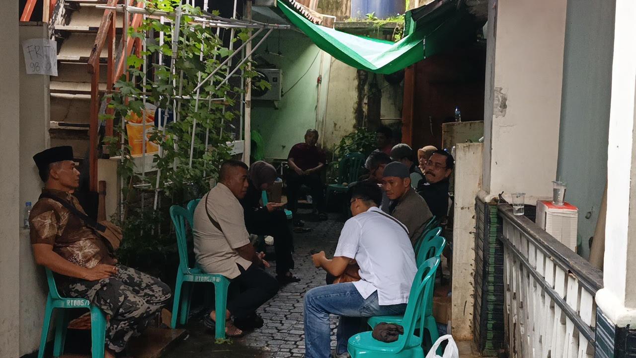 Suasana-rumah-duka-Deden-Maulana-pegawai-KKP-korban-pesawat-ATR-jatuh-di-Maros-Pangkep.jpg
