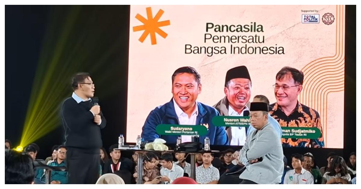 DISKUSI - Wakil Menteri Pertanian Sudaryono, Menteri ATR/BPN Nusron Wahid, dan Kepala Badan Percepatan Pengentasan Kemiskinan Budiman Sudjatmiko menghadiri diskusi di Gelanggang Inovasi dan Kreativitas (GIK) Universitas Gadjah Mada (UGM), Yogyakarta, yang berujung ricuh, Senin, (15/6/2026).