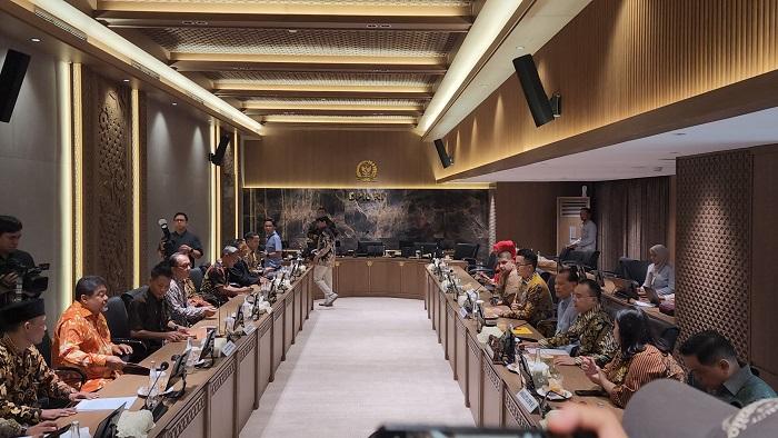 Sufmi-Dasco-Ahmad-menerima-perwakilan-Serikat-Pekerja-dan-pensiunan-PT-Pos-Indonesia.jpg