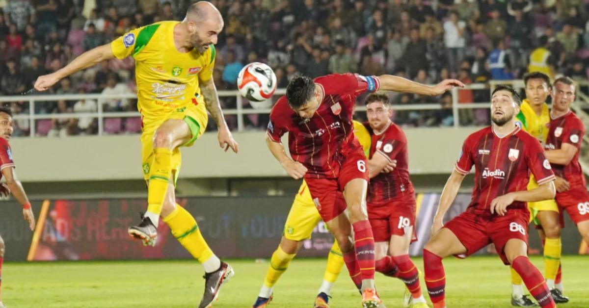 Sundulan-Milos-Raickovic-pada-laga-Persis-vs-Persebaya.jpg