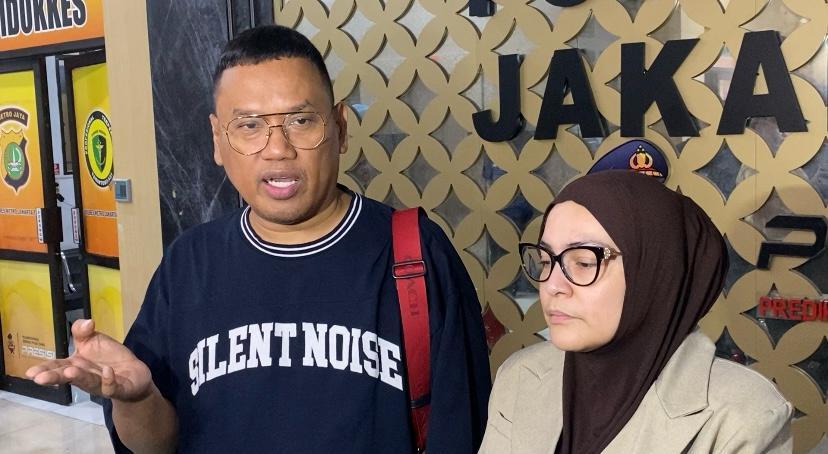 Surya-Utama-alias-Uya-Kuya-dan-istri-Astrid-Khairunnisha-di-Polres-Metro-Jakarta-Timur.jpg