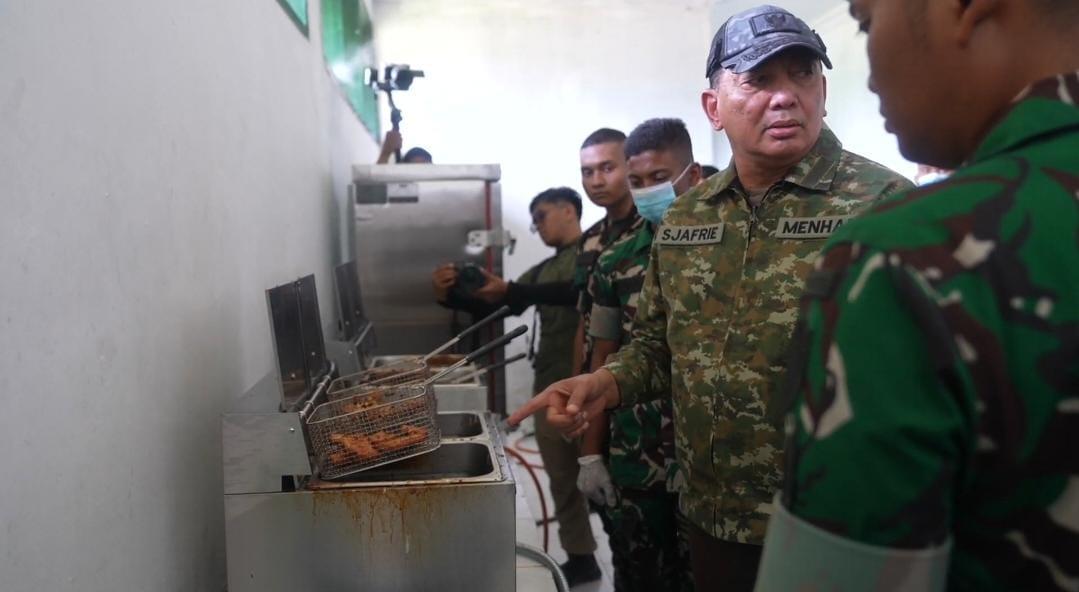Saat Menhan Sjafrie Cek Kualitas Minyak Goreng hingga Koper Prajurit di Barak Gana Gajahsora Aceh