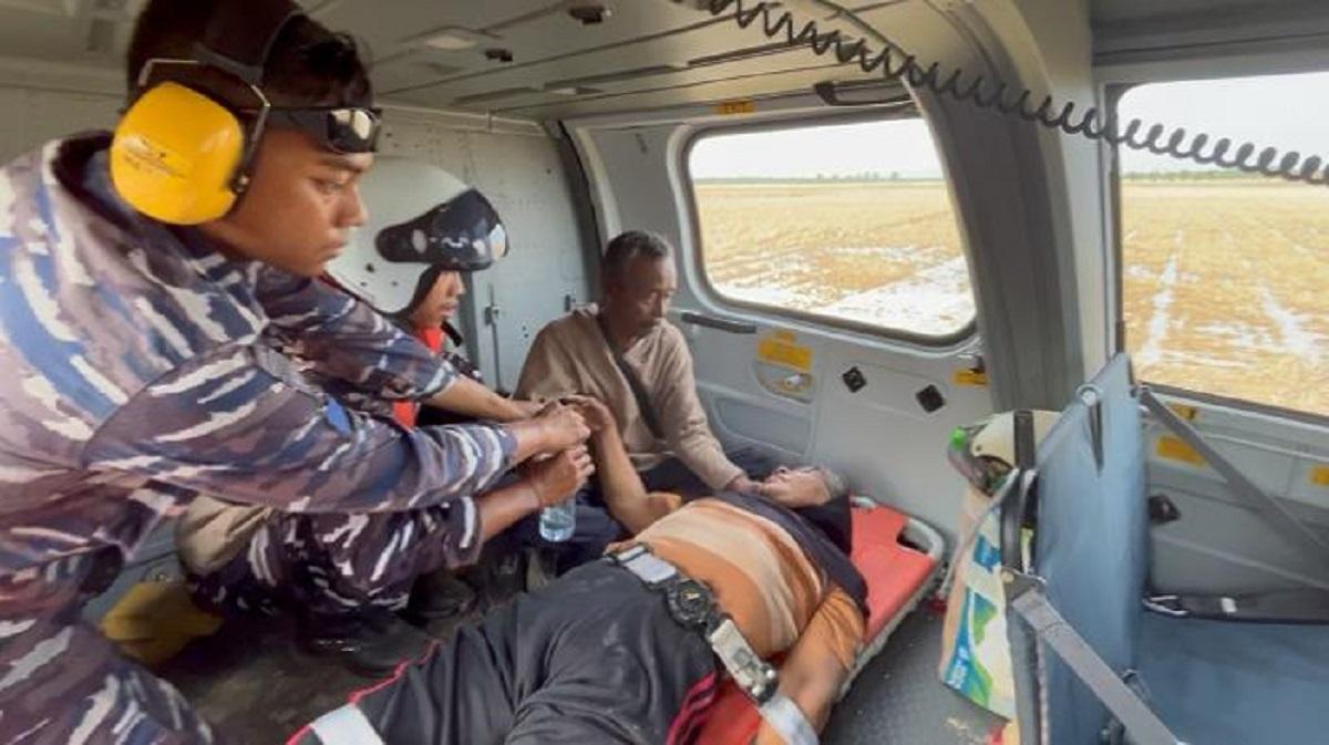 Prajurit TNI AL Evakuasi Warga Aceh Tamiang Penderita Stroke Ke KRI dr Soeharso Pakai Helikopter
