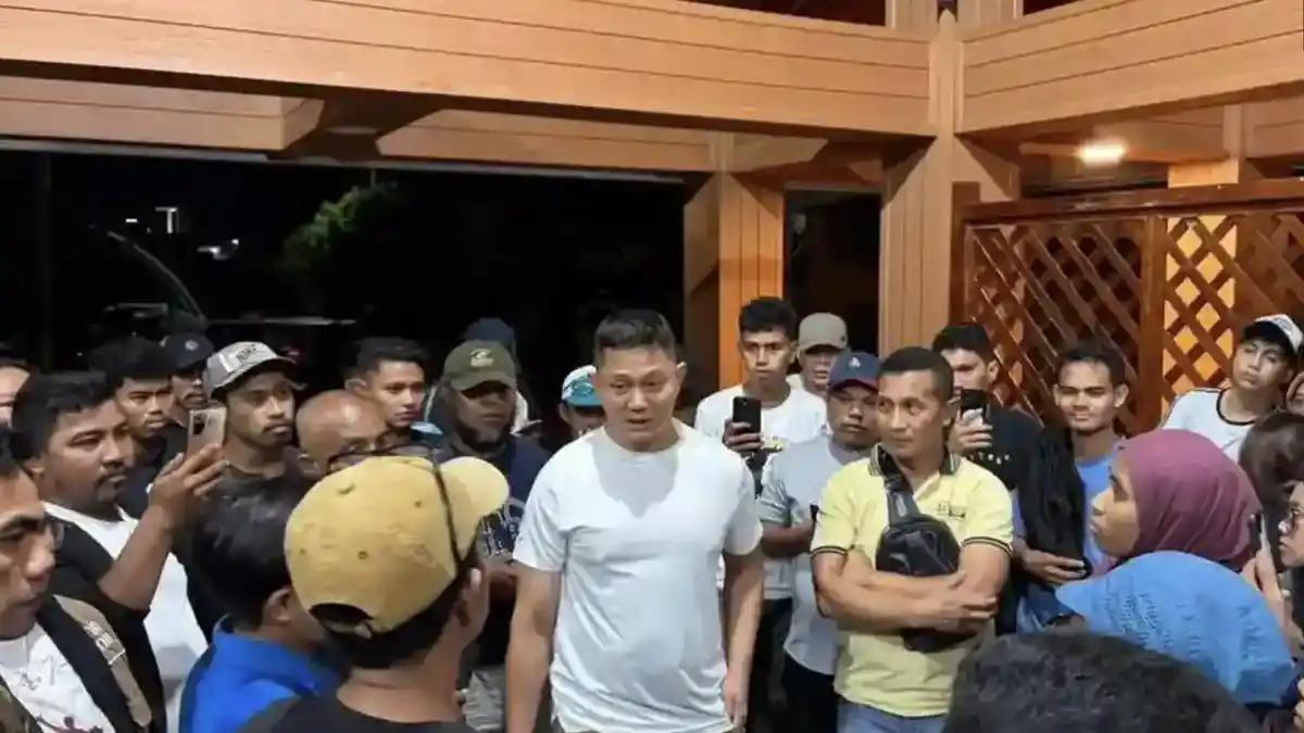 TNI-membubarkan-kegiatan-nobar-film-Pesta-Babi-di-Benteng-Oranje-Ternate-Maluku-Utara.jpg