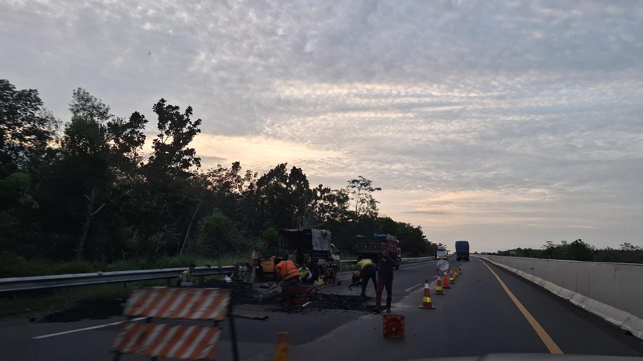 TOL-TRANS-SUMATERA-Titiçk-di-Jalan-Tol-Trans-Sumatera-berlubang-dan-bergelombang.jpg