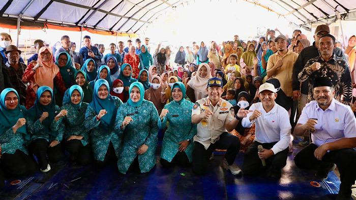 TP-PKK-Tri-Tito-salurkan-bantuan-sosial-pascabencana-di-Gampong-Batang-Ara.jpg